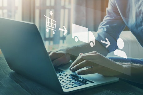 Mann im Anschnitt sitzt am Laptop, weiße Icons zu Einkauf, Logistik und Kunden schweben darüber