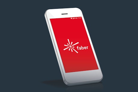 Smartphone mit rotem Hintergrund und Faber-Logo