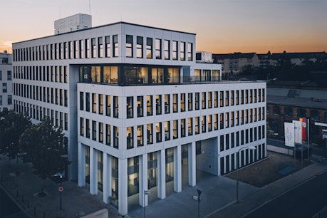 Großes Firmengebäude bei Dämmerung
