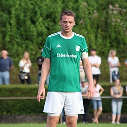 SV Auersmacher gewinnt erstes Derby der Saison in Faber-Trikots.